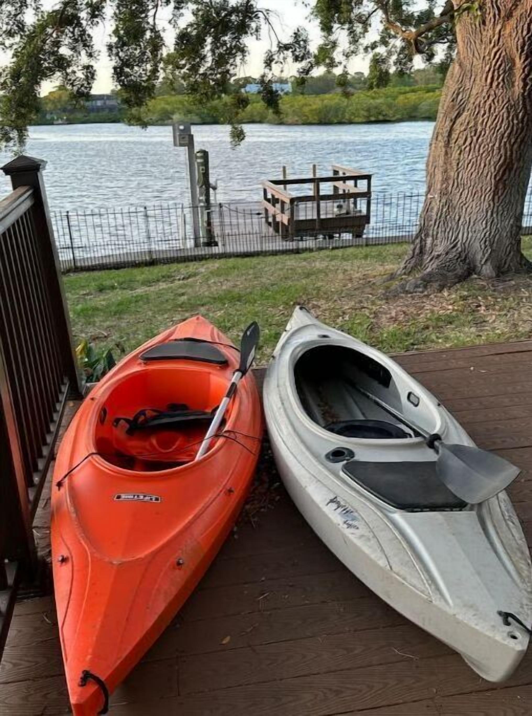 Waterfront 4BR 2 Bath, Private Dock, hot tub and kayaks! Up to 10 guests!