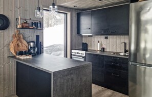 Frigorífico, horno, placa de cocina y lavavajillas