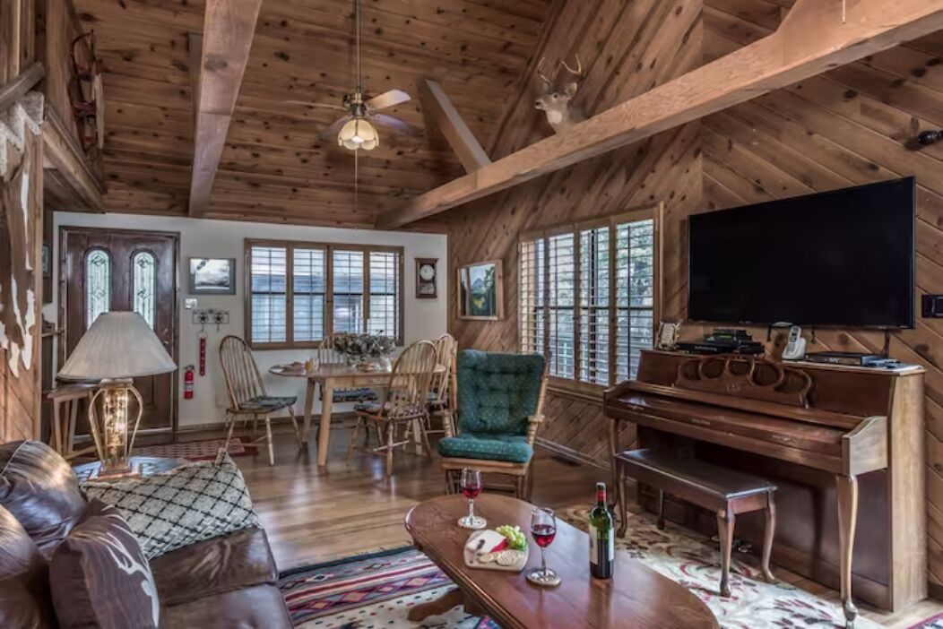 Antler Crossing - 3 decks, hot tub, all-weather outdoor room, close to Midtown