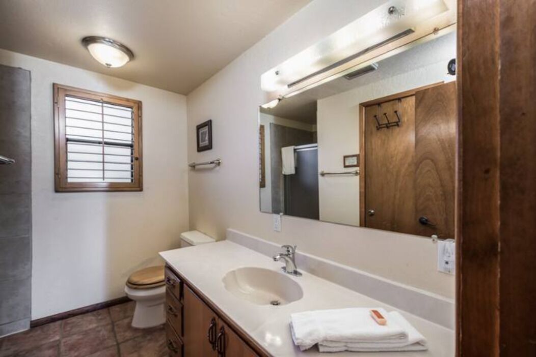 Antler Crossing - 3 decks, hot tub, all-weather outdoor room, close to Midtown