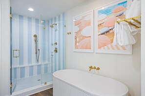 Douche, séchoir à cheveux, serviettes fournies