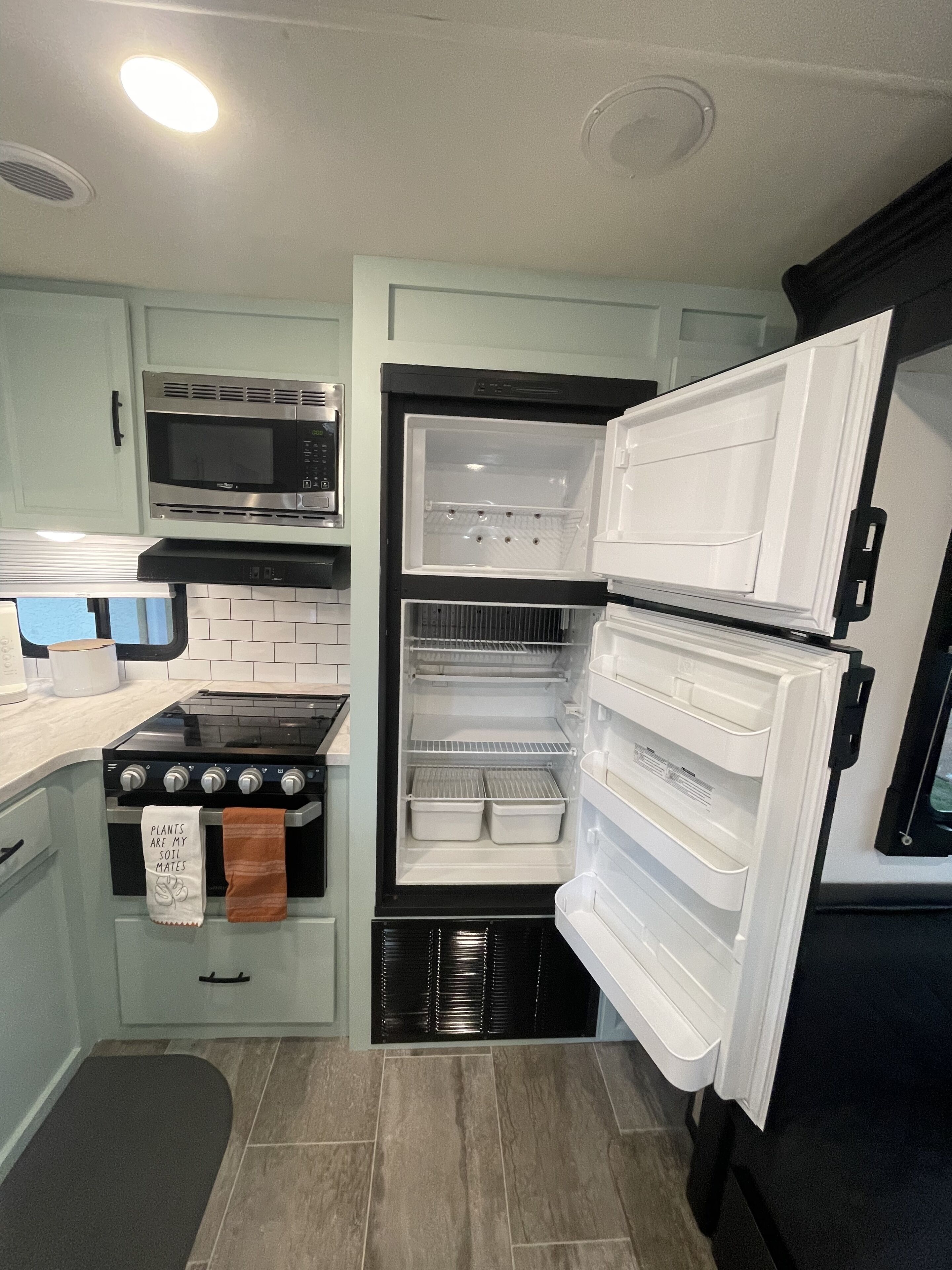 “The Happy Camper” with Private Yard & Hot Tub