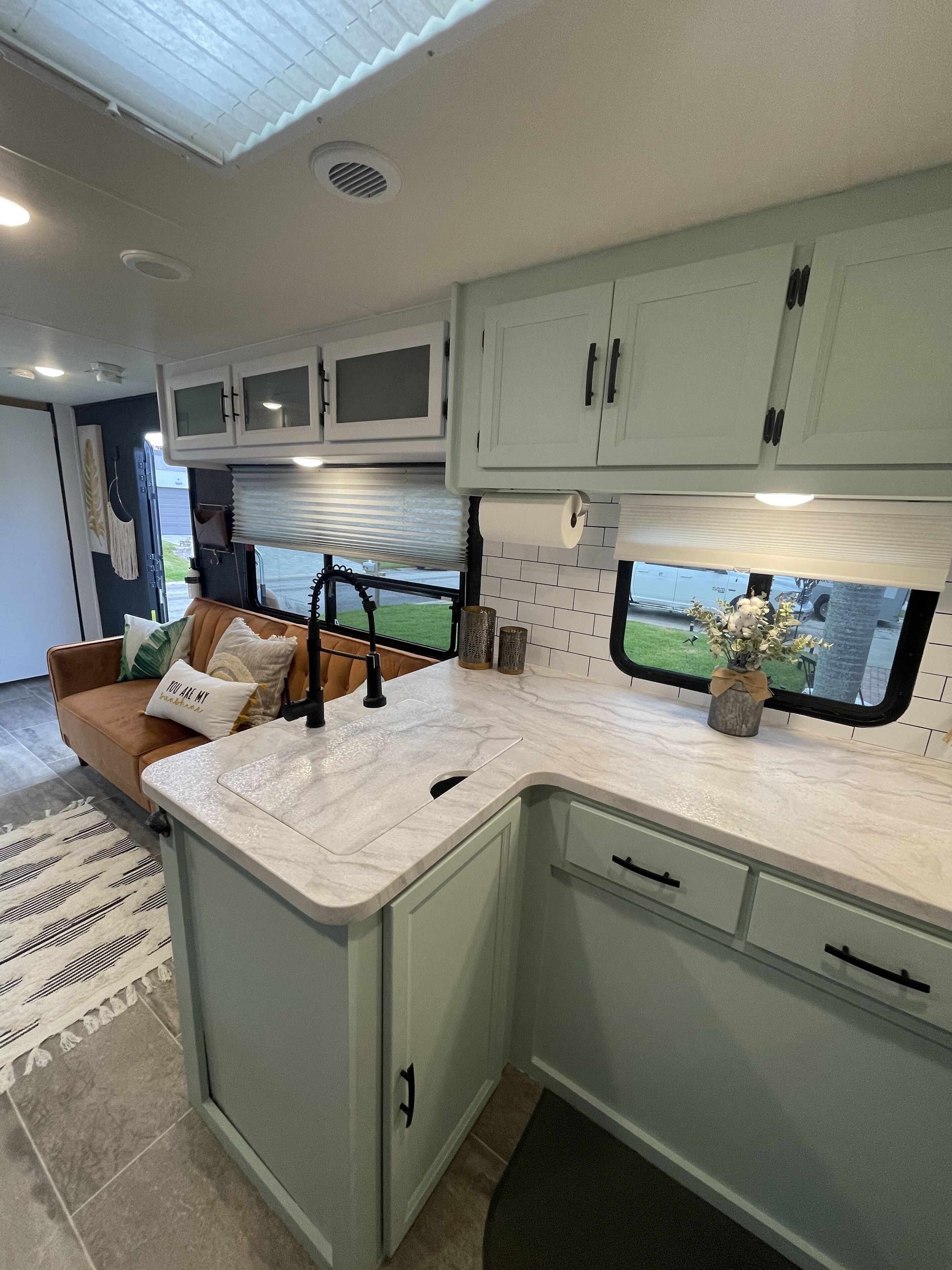 “The Happy Camper” with Private Yard & Hot Tub