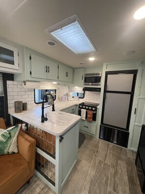 Private kitchen - “The Happy Camper” with Private Yard & Hot Tub (Sarasota)