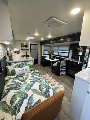 Room - “The Happy Camper” with Private Yard & Hot Tub (Sarasota)