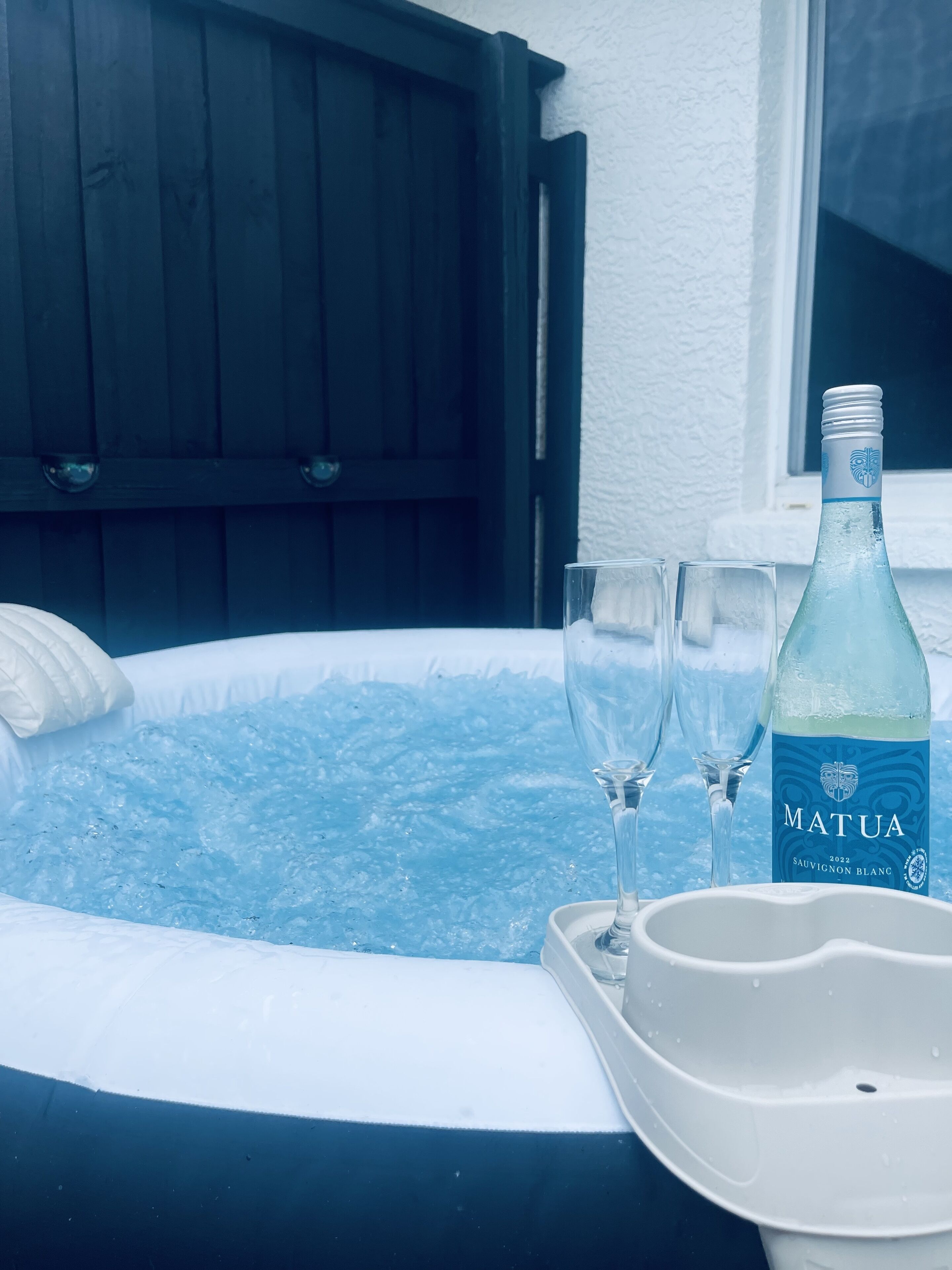 “The Happy Camper” with Private Yard & Hot Tub