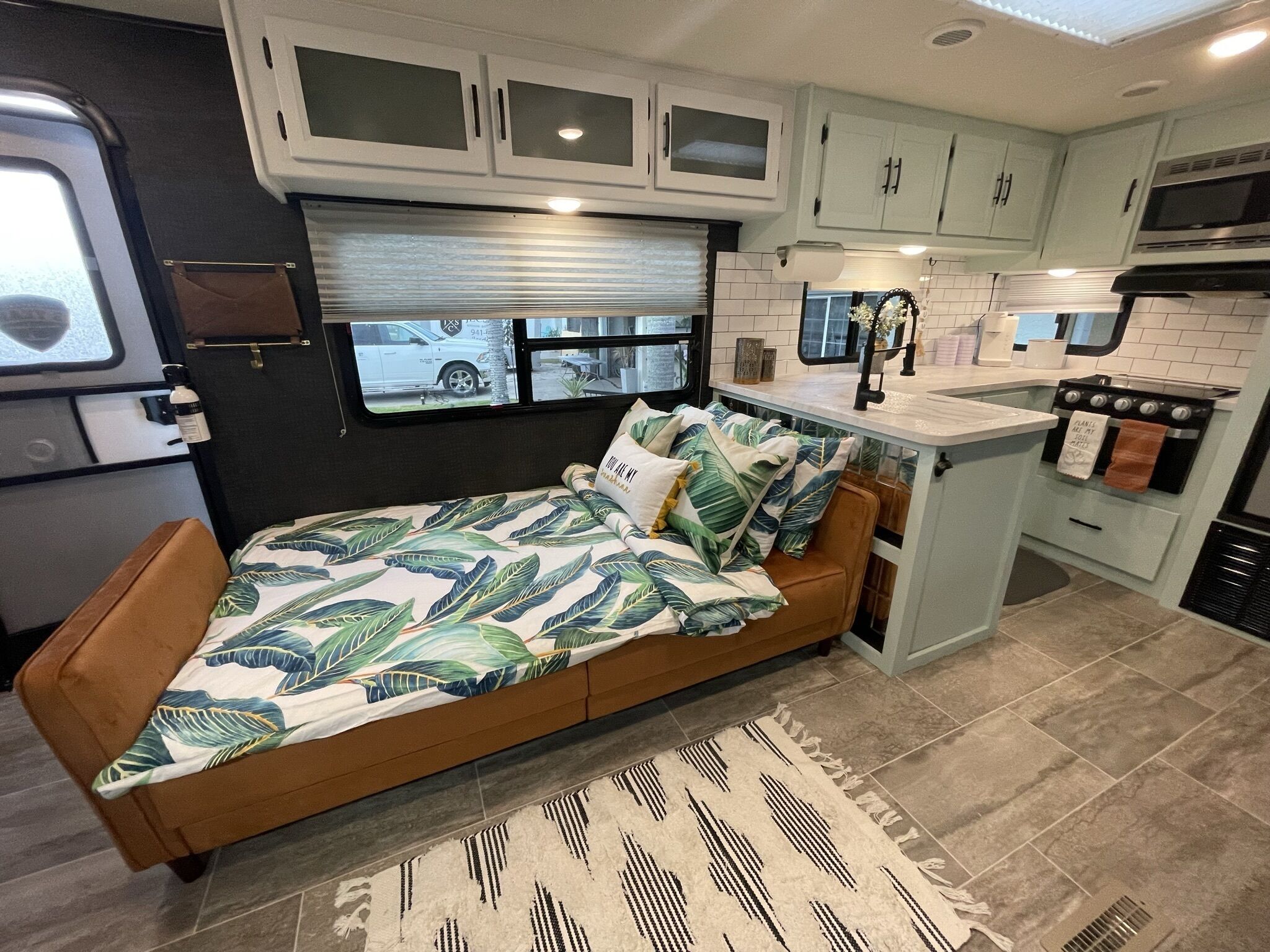 “The Happy Camper” with Private Yard & Hot Tub