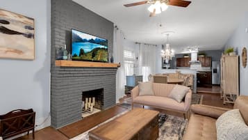 Téléviseur connecté, foyer, jeux vidéo, table de ping-pong