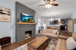 Smart TV, caminetto, videogiochi, tavolo da ping pong