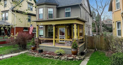 Charming 5 BR Grand Victorian Family Home King Suite Walk to Falls Game-Room