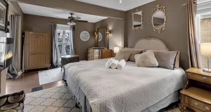 Charming 5 BR Grand Victorian Family Home King Suite Walk to Falls Game-Room