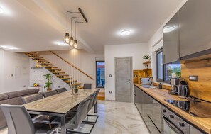 Réfrigérateur, un four, surface de cuisson, lave-vaisselle