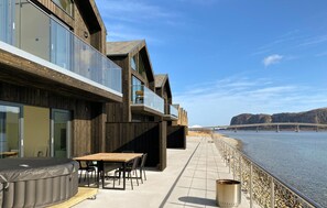 Outdoor dining - Beautiful home in Giske with jacuzzi (Giske)
