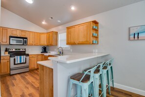 Kjøleskap, mikrobølgeovn, ovn og kokeplater