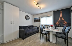 Een smart-tv en een stereo