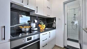 Fridge, oven, dishwasher, coffee/tea maker