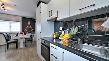 Fridge, oven, dishwasher, coffee/tea maker