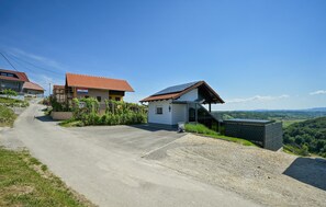 A rural road leading to a house with a red-tiled roof, surrounded by greenery and a clear sky. - Pet friendly home in Veliko Trgovisce with sauna (Veliko Trgovisce)