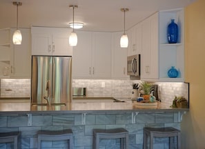 Geladeira, micro-ondas, fogão, cooktop