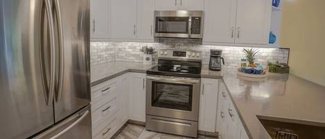 Réfrigérateur, micro-ondes, four, plaque de cuisson