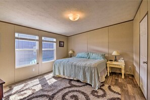 3 bedrooms, bed sheets - Quaint Port O'Connor Home < 3 Mi to Beach! (Port O'Connor)