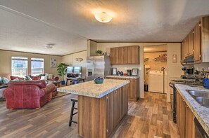 Private kitchen - Quaint Port O'Connor Home < 3 Mi to Beach! (Port O'Connor)