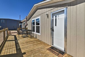 Outdoor dining - Quaint Port O'Connor Home < 3 Mi to Beach! (Port O'Connor)