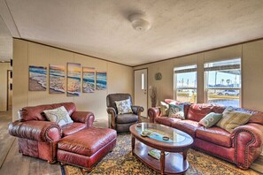 Living area - Quaint Port O'Connor Home < 3 Mi to Beach! (Port O'Connor)