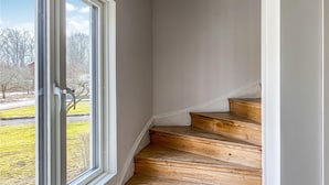 Eine Treppe mit Holzstufen, die zu einer Empore führt.