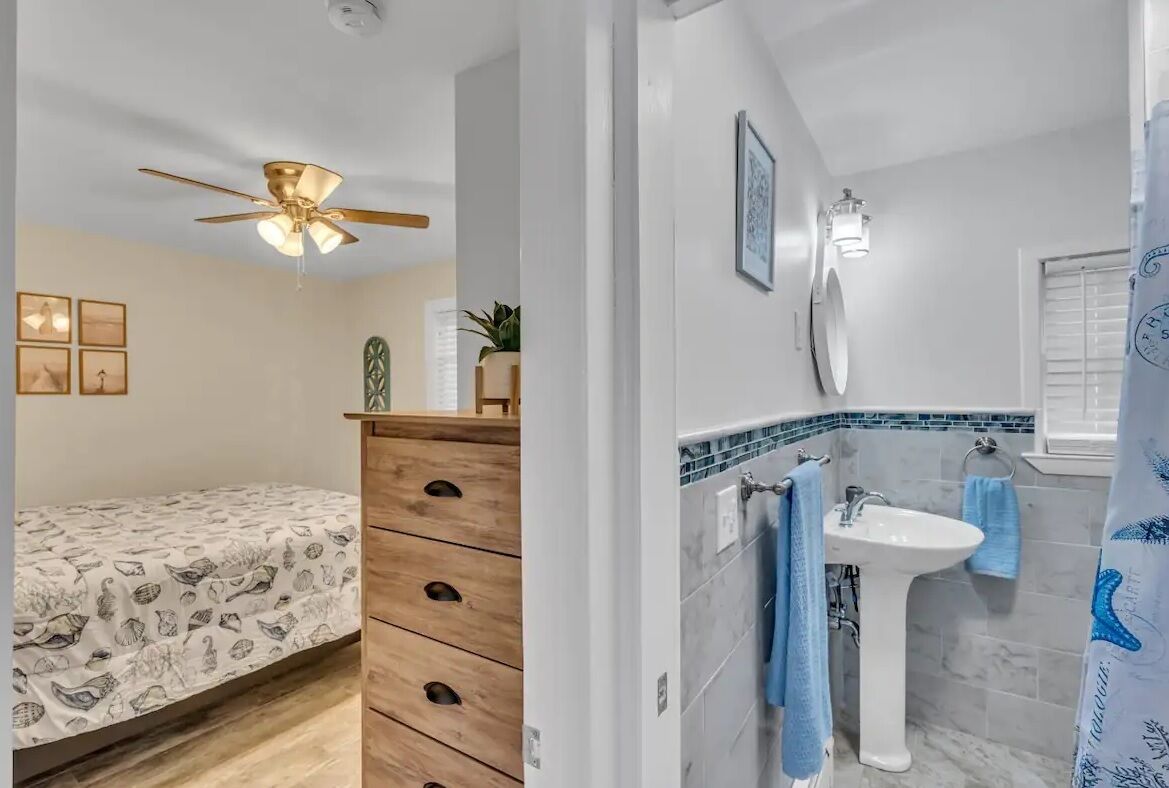 Coastal Apt- 1 Block from Beach