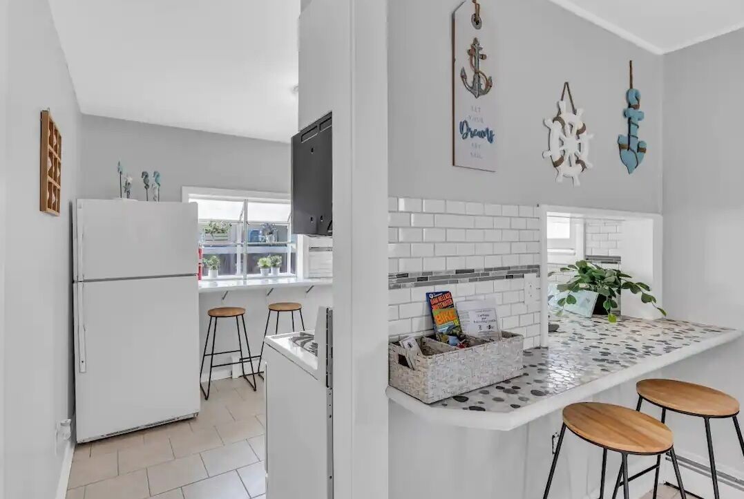 Coastal Apt- 1 Block from Beach