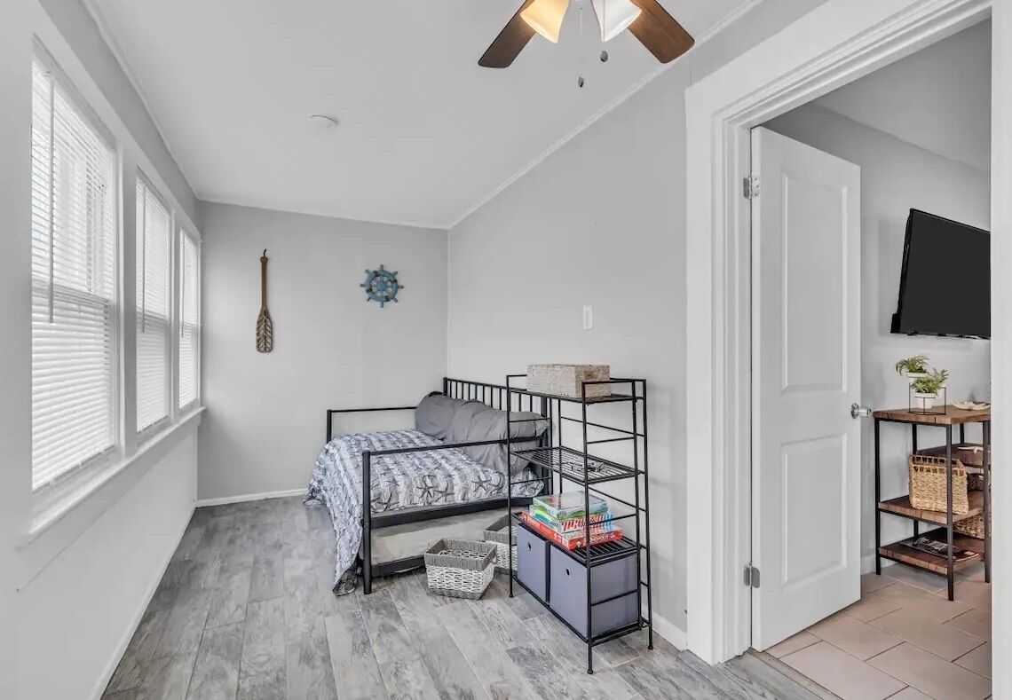 Coastal Apt- 1 Block from Beach