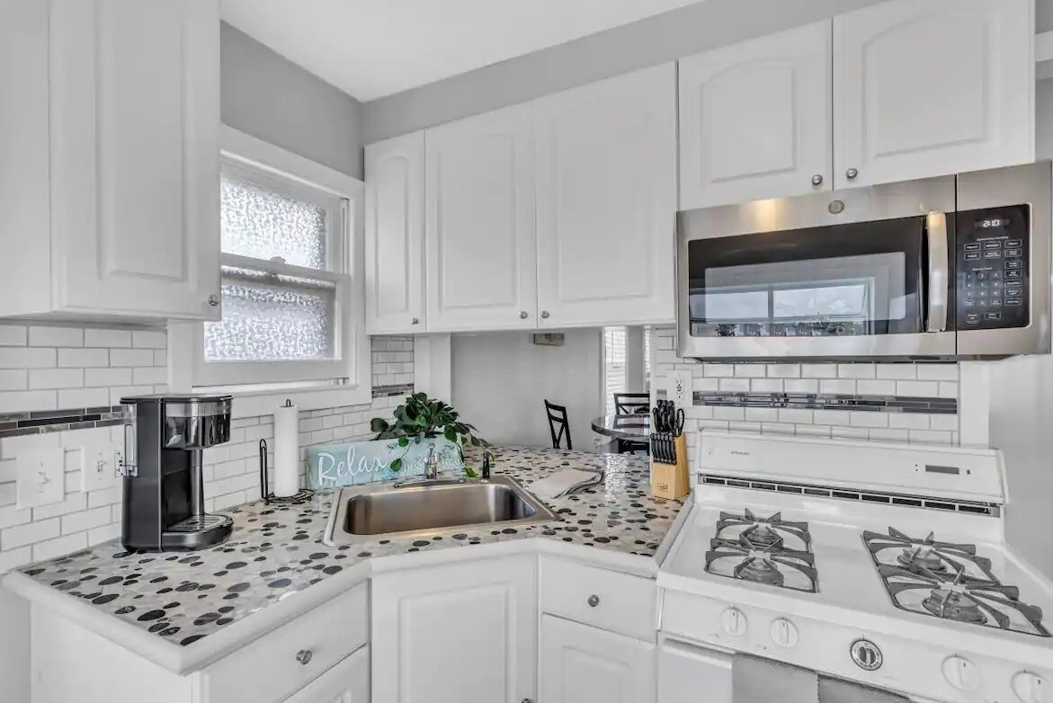 Coastal Apt- 1 Block from Beach