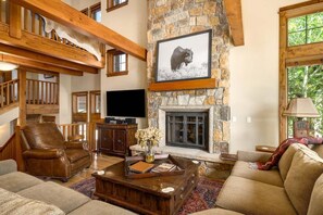 Smart TV, chimenea y estéreo