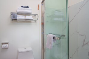 Shower, pengering rambut, handuk, dan sabun