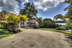 Property grounds - Adorable Cottage with lake view. (Dandridge)