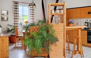 Kühlschrank, Mikrowelle, Herdplatte, Wasserkocher mit Kaffee-/Teezubehör