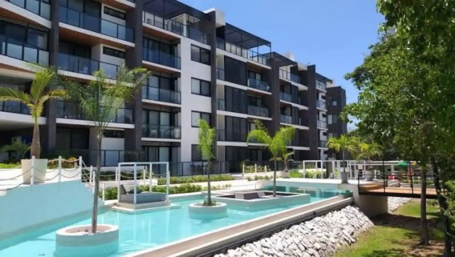 Beautiful and Spacious Condominium with Rooftop and private Jacuzzi