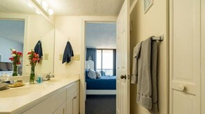 Deluxe Condo | Bathroom | Combined shower/bathtub, free toiletries, hair dryer, towels - Stunning Oceanfront 3 bedroom condo (Myrtle Beach)