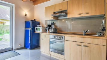 Køleskab, kogeplade, opvaskemaskine, kaffe-/temaskine