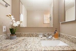 أحواض استحمام، مستلزمات للعناية الشخصية صديقة للبيئة، مجففات شعر، مناشف