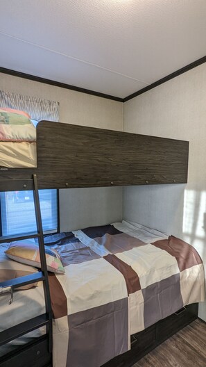 3 bedrooms, iron/ironing board, free WiFi, bed sheets - Paradise in Niagara-on-the-lakes at Vine Ridge Resorts.  (Niagara-on-the-Lake)