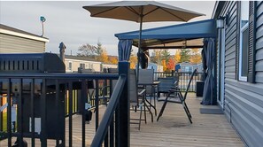 Outdoor dining - Paradise in Niagara-on-the-lakes at Vine Ridge Resorts.  (Niagara-on-the-Lake)
