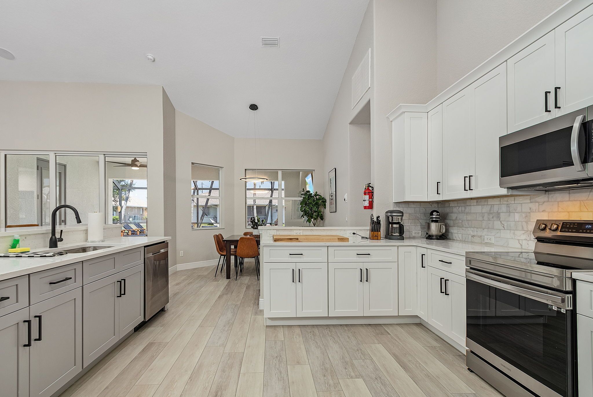 Kjøleskap, mikrobølgeovn, ovn og kokeplater