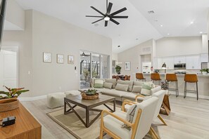 Smart TV, ping pong, books, stereo - Stunning villa with heated saltwater pool, 4 bedrooms, 2 bathrooms and office. (Cape Coral)