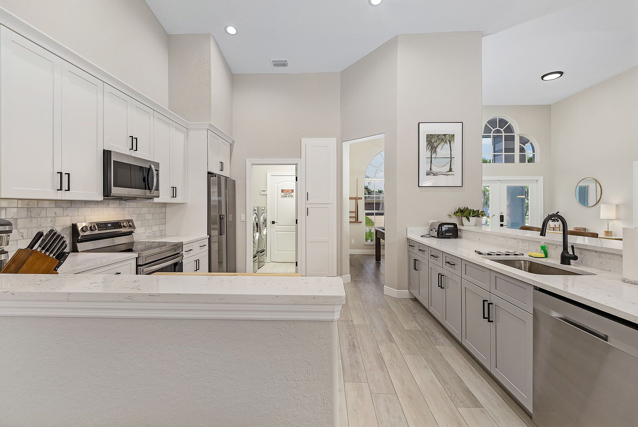 冷蔵庫、電子レンジ、オーブン、コンロ