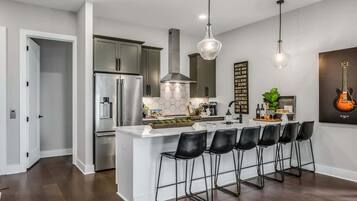 Geladeira, micro-ondas, fogão, cooktop