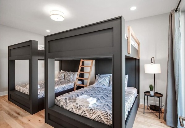 12 bedrooms, iron/ironing board, travel cot, WiFi - 3 Nashville Homes Sleep Big Groups, Walk to Bars (Nashville)