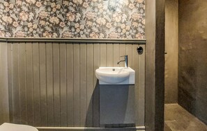 Shower - 3 bedroom awesome home in Viken (Viken)