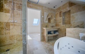 Ensemble baignoire-douche, séchoir à cheveux